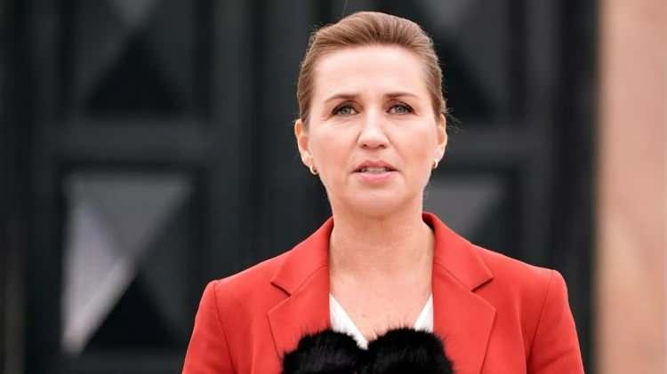 <p>Ge&ccedil;tiğimiz g&uuml;nlerde Ukrayna&rsquo;ya ziyarette bulunan 48 yaşındaki Danimarka Başbakanı Frederiksen, sosyal medya hesabından yaptığı paylaşımda, estetik cerrahının kendisine ulaşarak burnunun &uuml;zerindeki k&uuml;&ccedil;&uuml;k lekeyi d&uuml;zeltme teklifinde bulunduğunu a&ccedil;ıkladı.</p>
