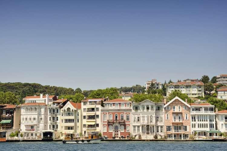 <p>İstanbul Boğazı'nın iki yakasında sıralanan tarihi yalılar, g&ouml;rkemli mimarileri ve y&uuml;ksek değerleriyle yıllardır dikkat &ccedil;ekiyor.&nbsp;</p>
