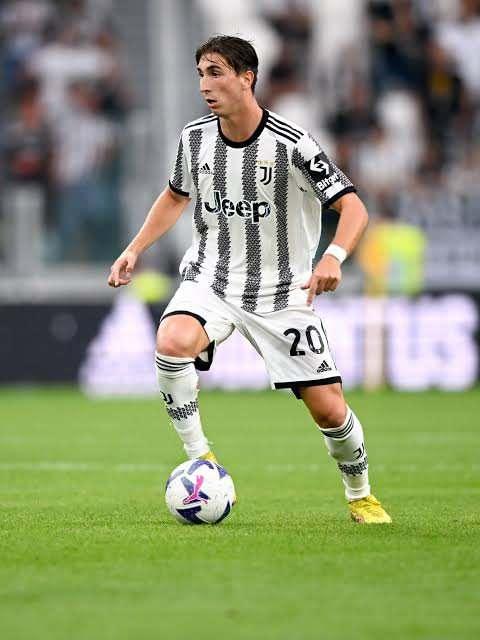 <p>Bonservisi Juventus'ta olan Fabio Miretti, Beşiktaş yolunda.<br />
<br />
Oyuncunun menajeri Giovanni Branchini siyah-beyazlı ekiple g&ouml;r&uuml;şt&uuml;klerini doğrulayarak "Italiano'nun ilgisinden onur duyuyoruz. &Ccedil;ok kaliteli bir teknik adam. Değerlendiriyoruz ve g&ouml;r&uuml;ş&uuml;yoruz." ifadelerini kullandı.<br />
<br />
(T&Uuml;RKİYE GAZETESİ)</p>
