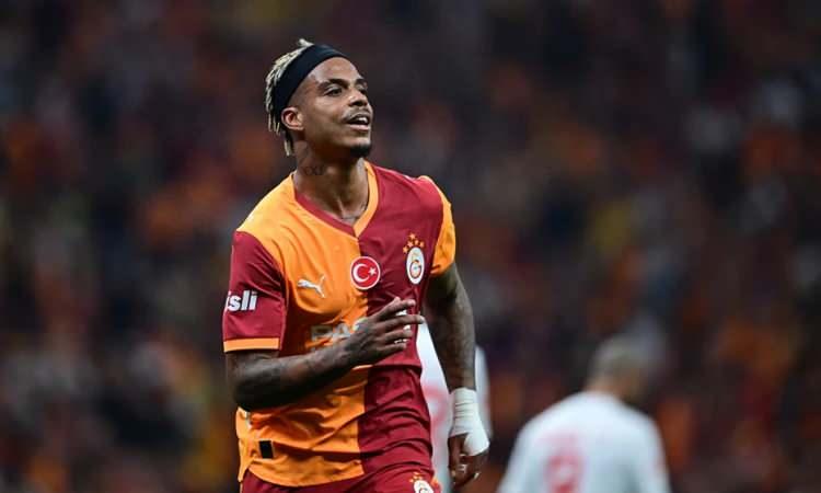 <p>Galatasaray, orta saha transferi i&ccedil;in listesindeki isimlerden biriyle anlaşması halinde Mario Lemina'yla yollarını ayırabilir.<br />
<br />
Sarı-kırmızılılar Lucas Torreira'nın ayrılığını ise kesinlikle d&uuml;ş&uuml;nm&uuml;yor.<br />
<br />
(FANATİK)</p>
