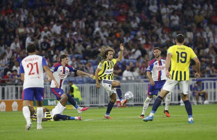 <p>Le Parisien ise Lyon'un kendi sahasında yaşadığı elenişi &ouml;ne &ccedil;ıkardı.</p>

<p>&nbsp;</p>

<p>Fransız gazetesi, İstanbul'daki 1-1'lik ilk ma&ccedil;ın ardından Lyon'un r&ouml;vanşa umutlu &ccedil;ıktığını ancak Fenerbah&ccedil;e'nin fiziksel g&uuml;c&uuml;, m&uuml;cadele seviyesi ve hızlı h&uuml;cumları karşısında zorlandığını yazdı.</p>
