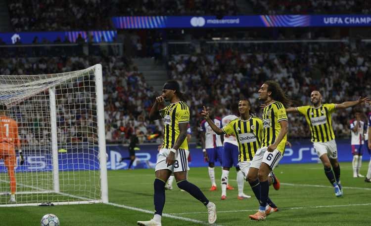 <p>Fransa'nın spor yayın kuruluşlarından RMC Sport, karşılaşmayı Lyon a&ccedil;ısından "Acı bir eleniş" olarak yorumladı.</p>

<p>&nbsp;</p>

<p>Fenerbah&ccedil;e'nin erken bulduğu gollerle rakibinin dengesini bozduğu belirtilirken, Lyon'un ikinci yarıda baskı kurmasına rağmen aradığı gol&uuml; bulamadığı ifade edildi.</p>
