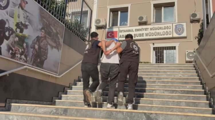 <p><span style="color:#A52A2A"><strong>SALDIRI &Ouml;NCESİ BABASINI ARADIĞI ORTAYA &Ccedil;IKTI</strong></span></p>

<p>&nbsp;</p>

<p>Polis ekiplerinin bilgisine başvurduğu Şerife Gezer&rsquo;in babası Ahmet G.'nin ifadesinde <strong><em>"Kızım Şerife ile Hakan S. yaklaşık 10 yıl g&ouml;n&uuml;l ilişkisi yaşadı. Yaklaşık 2 yıl &ouml;nce ayrıldılar ancak Hakan S. kızımın peşini bırakmıyordu. <span style="color:#A52A2A">Bug&uuml;n kızım beni arayıp 'Hakan &ouml;n&uuml;m&uuml; kesti, bana zarar verecek' dedi. </span>Ardından kızımın yaralandığı bilgisini aldım. Olayı kıskan&ccedil;lık nedeniyle ger&ccedil;ekleştirmiş olabilir."</em></strong> dediği &ouml;ğrenildi.</p>

