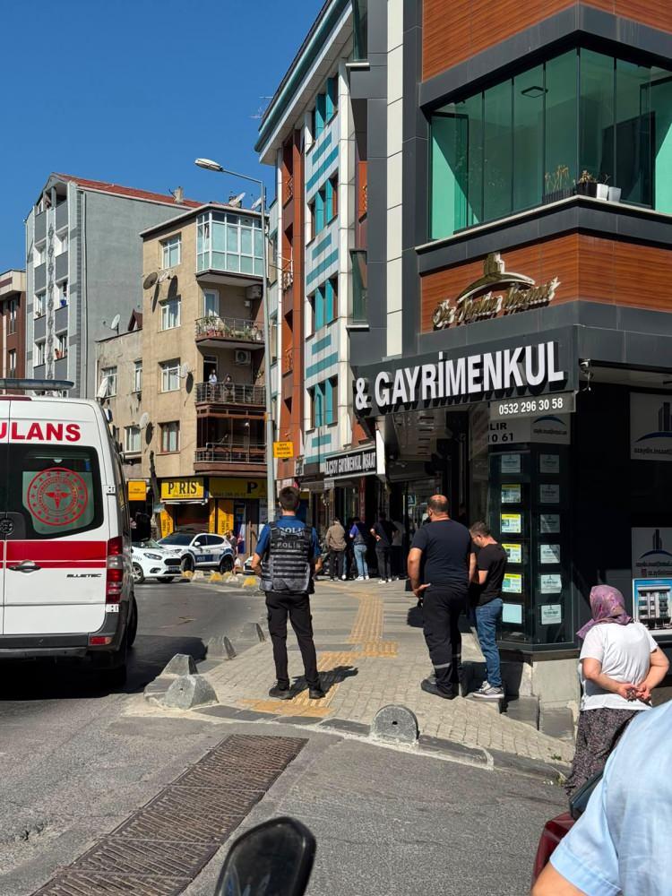 <p>Diğer yandan polis ekipleri silahlı saldırının ardından &ccedil;evredeki bir iş yerine girerek kendisini i&ccedil;eriye kapatan Hakan S. ile m&uuml;zakere başlattı.</p>
