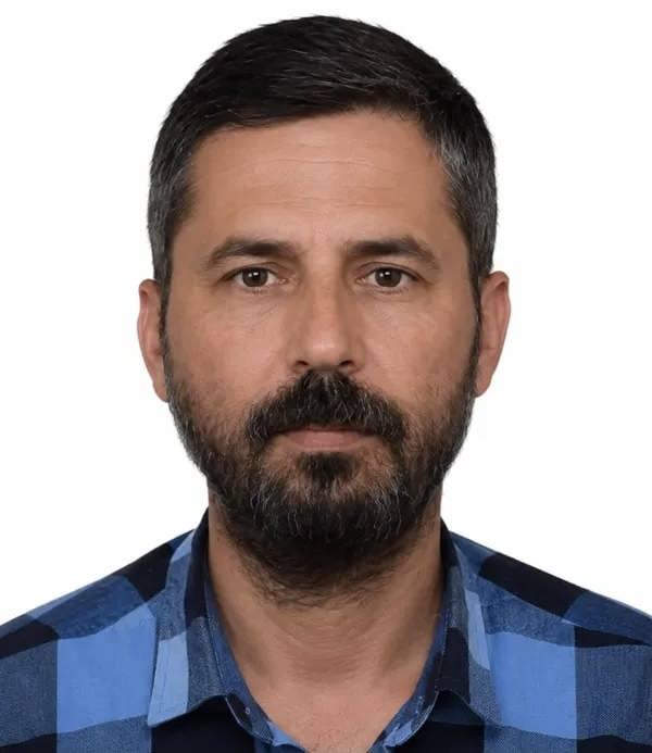 <p><span style="color:#A52A2A"><strong>CİNAYET ZANLISI YAKALANDI&nbsp;</strong></span></p>

<p>&nbsp;</p>

<p>Başına silah dayayan <span style="color:#A52A2A"><strong><em>Hakan Sayacı </em></strong></span>ise polis ekiplerince ikna edildikten sonra g&ouml;zaltına alındı.&nbsp;</p>

<p>&nbsp;</p>

<p>İfadesinde su&ccedil;unu itiraf eden Sayacı, emniyetteki işlemlerinin ardından adliyeye sevk edildi ardından da tutuklandı.</p>
