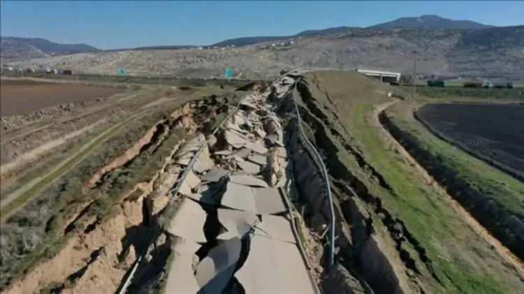 <p>Gevşek ve al&uuml;vyon &ouml;zellikli zeminlerde deprem dalgalarının b&uuml;y&uuml;mesi, aynı deprem sırasında farklı b&ouml;lgelerde farklı şiddette sarsıntı hissedilmesine yol a&ccedil;abiliyor.</p>
