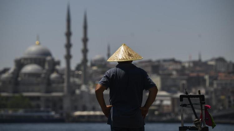 <p>Yağışların yerel olacağını, t&uuml;m &uuml;lkeyi ilgilendirmediğini ve zor duruma sokmayacağını anlatan &Ouml;zdemir, "Cuma g&uuml;n&uuml; Marmara B&ouml;lgesi'nin tamamı kuvvetli poyraz alacak. Trakya'dan başlamak &uuml;zere t&uuml;m Karadeniz, İ&ccedil; Anadolu, Akdeniz'in doğusu, Doğu Anadolu B&ouml;lgesi de yağış alacak." dedi.</p>

<p>Poyraza dikkat edilmesi gerektiğini belirten &Ouml;zdemir, r&uuml;zgarın 40-60 kilometre hızla eseceğini kaydetti.</p>

<p>Meteoroloji m&uuml;hendisi Sinan Şahinoğlu ise Kırım &uuml;zerinden Karadeniz'e doğru yaklaşacak kopuk al&ccedil;ak basın&ccedil; sisteminin T&uuml;rkiye'nin kuzey kesimlerinde etkili olmasının beklendiğini bildirdi.</p>
