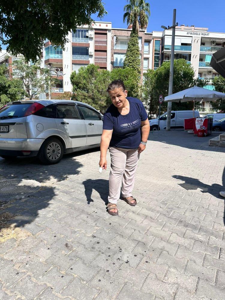 <p><span style="color:#A52A2A"><strong>"YETİŞMESELER &Ouml;LECEKTİM"</strong></span></p>

<p>&nbsp;</p>

<p>Yaşadığı korku dolu anların şokunu atlatamadığını belirten Ayşe Ortan, o anları şu s&ouml;zlerle anlattı:&nbsp;</p>

<p>&nbsp;</p>

<p><strong><em>"Marketin &ouml;n&uuml;nde bir k&ouml;pek vardı ancak pitbull olduğunu anlamadım. Bir anda koşup k&ouml;peğimi sırtından kaptı. Bırakması i&ccedil;in etraftan yardım istedim, kimse yaklaşamadı. Birisi k&ouml;peğin ağzına paspas sopası soktu. Sopa kırılınca parmağım hayvanın ağzında koptu. Sonradan adının Zafer olduğunu &ouml;ğrendiğim bilin&ccedil;li bir vatandaş, k&ouml;peği arka ayaklarından &ccedil;ekince hem k&ouml;peğim hem ben kurtulduk. Yetişmeselerdi &ouml;lecektim. İşimden oldum, k&ouml;pek ortada olmadığı i&ccedil;in halen korkudan sokağa &ccedil;ıkamıyorum. Devletin bu ağızlıksız k&ouml;pek gezdirenlere karşı bir yasa &ccedil;ıkarmasını bekliyoruz."</em></strong></p>
