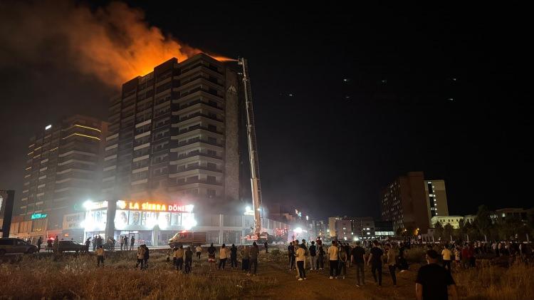 <p>Yaklaşık 1 saat s&uuml;ren yangın, itfaiye ekiplerinin yoğun m&uuml;dahalesi sonucu kontrol altına alındı.</p>

<p>Yangında 3&rsquo;&uuml; itfaiye eri olmak &uuml;zere 8 kişi dumandan etkilendi.</p>
