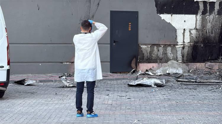 <p>Plazanın bir b&ouml;l&uuml;m&uuml;, yangın nedeni ile kullanılamaz hale gelirken, vatandaşlar polis kontrol&uuml; ile iş yerlerine girip kişisel eşyalarını almaya başladı.&nbsp;</p>
