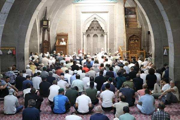 <p><strong>KAYSERİ</strong></p>

<p>Kayseri'de Mevlit Kandili dolayısıyla tarihi Hunat Cami'nde program d&uuml;zenlendi. Camiye gelen cemaat, namaz kılıp dua etti.</p>
