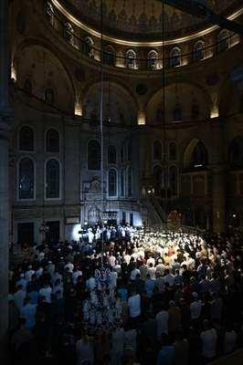 <p><strong>İSTANBUL</strong></p>

<p>İstanbul'da Mevlit Kandili dolayısıyla Ey&uuml;p Sultan Camisi'nde program d&uuml;zenlendi. Camiye gelen cemaat, namaz kılıp dua etti.</p>

<p>&nbsp;</p>
