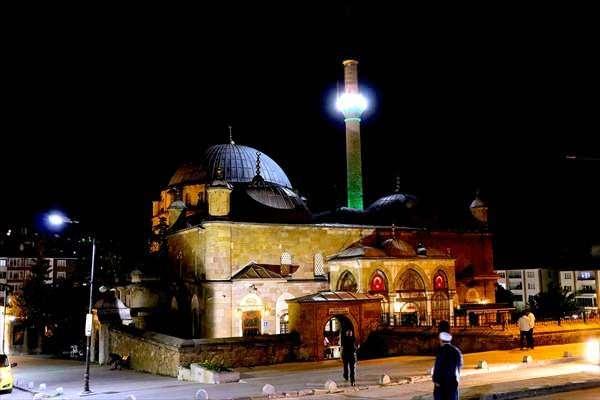 <p><strong>YOZGAT</strong></p>

<p>Yozgat'ta Mevlit Kandili dolayısıyla &Ccedil;apanoğlu B&uuml;y&uuml;k Camide Kur'an-ı Kerim okundu, dualar edildi.</p>

<p>&nbsp;</p>
