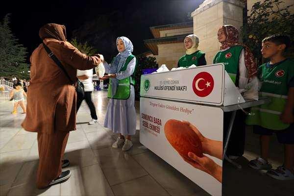 <p>Namaz sonrası, Hulusi Efendi Vakfı tarafından camilere gelenlere Somuncu Baba Sebil Ekmeği, g&uuml;l ve şerbet ikram edildi, &ccedil;ocuklara &ccedil;eşitli hediyeler dağıtıldı.</p>

<p>&nbsp;</p>
