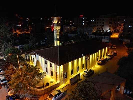 <p><strong>OSMANİYE</strong></p>

<p>Osmaniye'de Mevlit Kandili dolayısıyla camilerde programlar d&uuml;zenlendi. Bah&ccedil;e il&ccedil;esi tarihi Ağcabey Camisi'nde program d&uuml;zenlendi.</p>

<p>&nbsp;</p>
