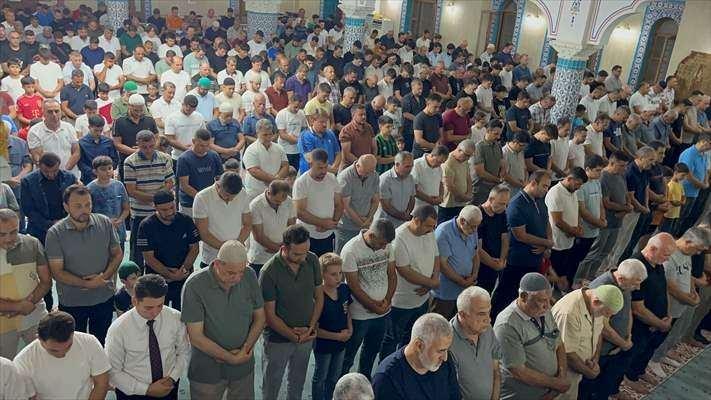 <p><strong>KİLİS</strong></p>

<p>Kilis'te Mevlit Kandili dolayısıyla Hacı Faruk Kayabaş Camisi'nde Kur'an-ı Kerim okundu, dualar edildi.</p>

<p>&nbsp;</p>
