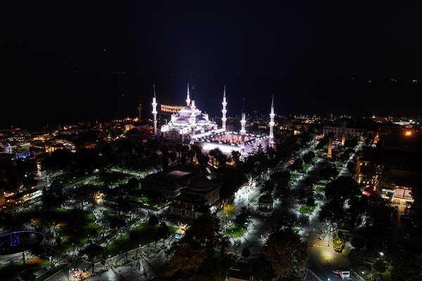 <p>İstanbul'da Sultanahmet Camisi, Mevlit Kandili'nde havadan g&ouml;r&uuml;nt&uuml;lendi.</p>

<p>&nbsp;</p>
