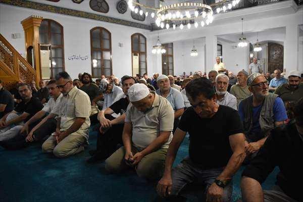 <p>Vatandaşlar, Adapazarı il&ccedil;esinde tarihi Orhan Cami'de bir araya geldi.&nbsp;</p>
