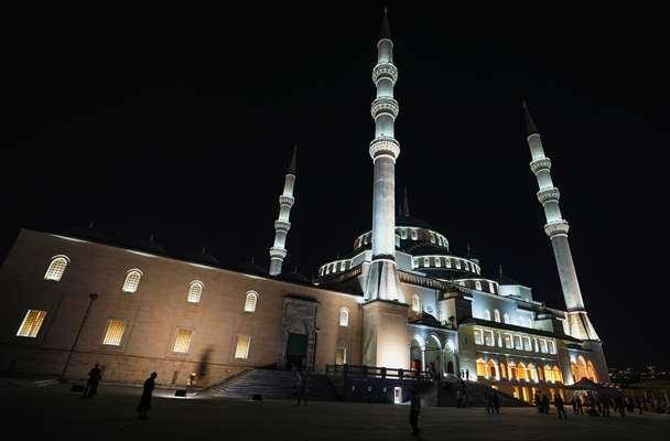 <p><strong>ANKARA</strong></p>

<p>Ankara'da Mevlit Kandili dolayısıyla Kocatepe Camisi'nde program d&uuml;zenlendi. Programda Kur'an-ı Kerim ve ilahiler okundu, dua edildi.</p>

<p>&nbsp;</p>
