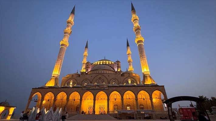 <p>Abd&uuml;lhamid Han Camisi'nde akşam namazının ardından cemaatin yoğun katılımıyla icra edilen program, Kur'an-ı Kerim tilavetiyle başladı.</p>

<p>&nbsp;</p>
