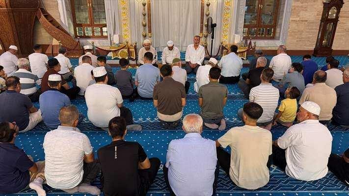 <p>Cami &ccedil;ıkışında vatandaşlara ikramda bulunuldu.</p>
