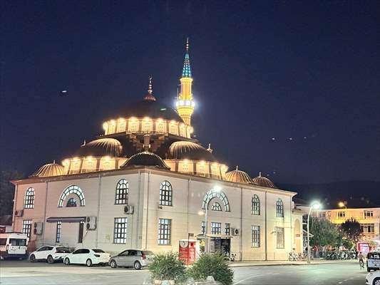 <p><strong>D&Uuml;ZCE</strong></p>

<p>Mevlit Kandili dolayısıyla D&uuml;zce'de camilerde program yapıldı. G&ouml;lyaka Merkez Cami'ye akşam ezanının ardından gelenler namaz kılarak dua etti.</p>

<p>&nbsp;</p>
