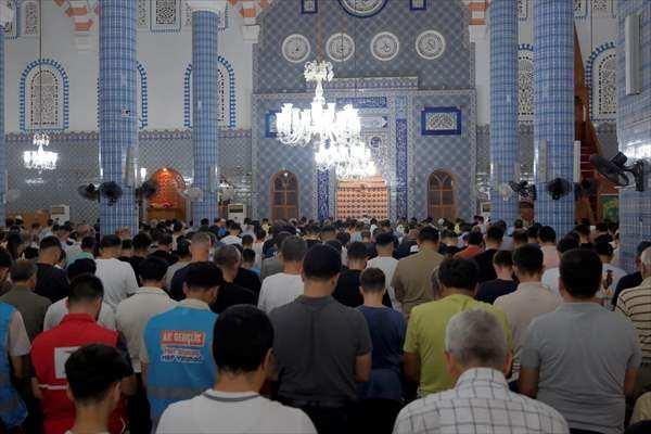<p><strong>MERSİN</strong></p>

<p>Mersin'de Mevlit Kandili, kentteki camilerde dualarla idrak edildi.&nbsp;</p>

<p>&nbsp;</p>
