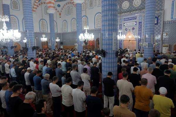 <p>Yenişehir il&ccedil;esindeki Hz. Mikdat Camisi'nde yatsı namazı &ouml;ncesi kandil programı d&uuml;zenlendi. Vatandaşlar namaz kıldı, dua etti, okunan ilahileri dinledi.</p>
