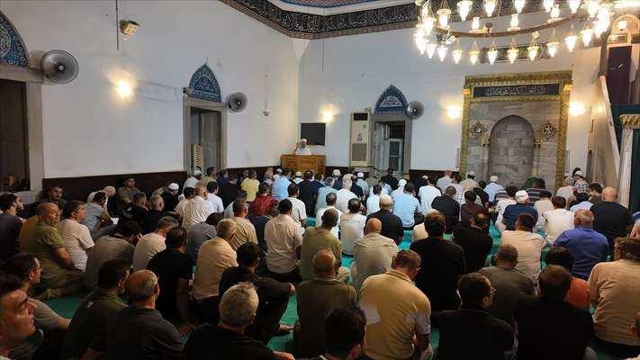 <p><strong>ANTALYA</strong></p>

<p>Mevlit Kandili dolayısıyla Antalya'daki camilerde program d&uuml;zenlendi. Tarihi Muratpaşa Camisi'nde akşam namazının ardından cemaatin yoğun katılımıyla icra edilen programda, Kur'an-ı Kerim okundu, dualar edildi.</p>

<p>&nbsp;</p>
