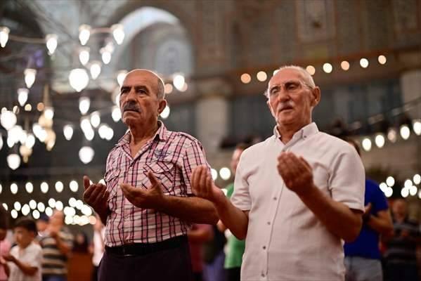<p>İstanbul'da Mevlit Kandili dolayısıyla Sultanahmet Camisi'nde program d&uuml;zenlendi. Camiye gelen cemaat, namaz kılıp dua etti.</p>

<p>&nbsp;</p>
