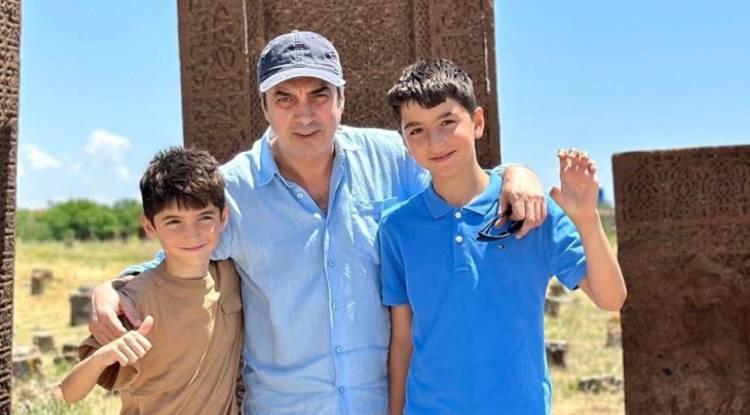 Necati Şaşmaz &ccedil;ocuklarıyla Ahlat'ı ziyaret etti! Son hali dikkat &ccedil;ekti