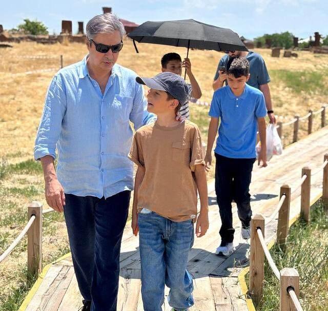 <p>Necati Şaşmaz, Malazgirt Zaferi&rsquo;nin 955&rsquo;inci yıl d&ouml;n&uuml;m&uuml; kapsamında d&uuml;zenlenen etkinlikler i&ccedil;in oğullarıyla birlikte Ahlat&rsquo;a gitti.&nbsp;</p>
