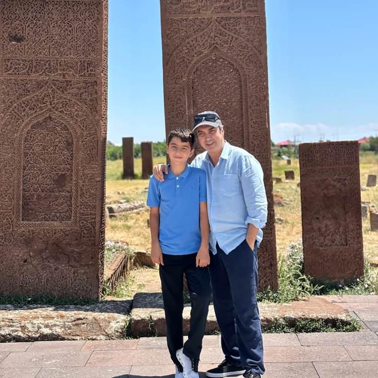<p>&Uuml;nl&uuml; oyuncunun paylaşımı kısa s&uuml;rede b&uuml;y&uuml;k ilgi g&ouml;rd&uuml;. &Ouml;zellikle Kurtlar Vadisi hayranları, Şaşmaz&rsquo;ın fotoğraflarının altına yorum yağdırdı.&nbsp;</p>
