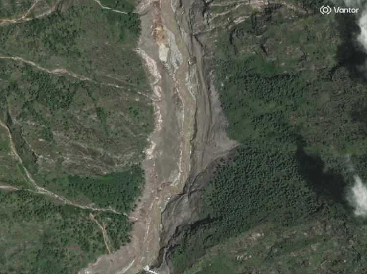 <p>Uydu g&ouml;r&uuml;nt&uuml;lerinde, Trishuli Nehri boyunca uzanan binalar ile k&ouml;pr&uuml;lerin bulunduğu bir alanın, felaketin sonrasında ortadan kalkmış olduğu g&ouml;r&uuml;l&uuml;yor.</p>
