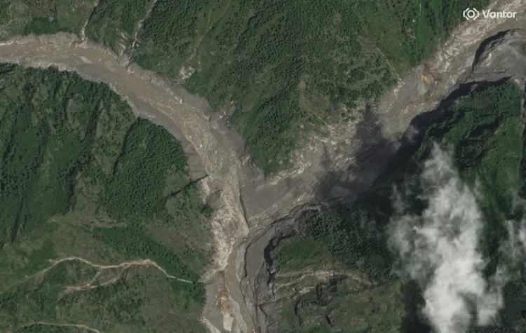<p>Yayımlanan g&ouml;r&uuml;nt&uuml;lerden birinde, felaketin &ouml;ncesinde Nepal-&Ccedil;in sınırında bulunan Rasuwagadhi sınır karakolu g&ouml;r&uuml;l&uuml;rken, felaketin sonrasında ise yıkılan karakol g&ouml;r&uuml;lm&uuml;yor.</p>
