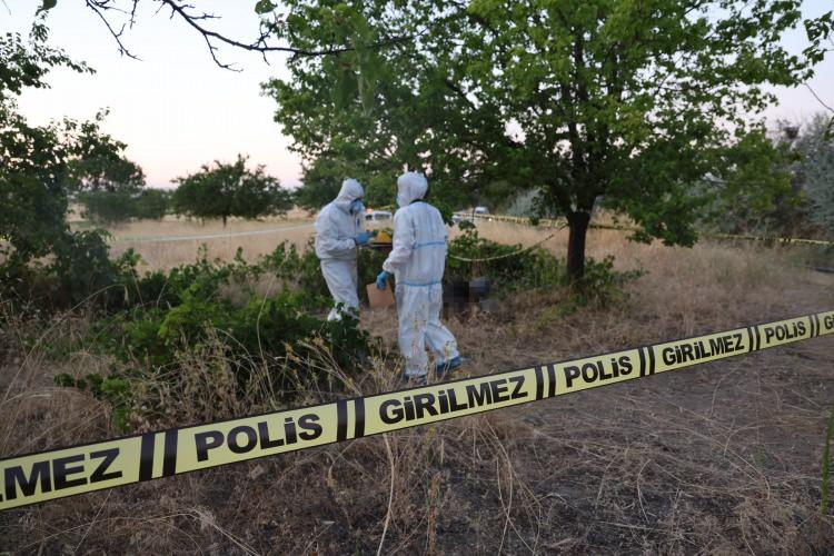 <p>Cumhuriyet savcısının olay yerindeki incelemelerinin ardından talihsiz gencin cansız bedeni kesin &ouml;l&uuml;m sebebinin belirlenmesi i&ccedil;in otopsi yapılmak &uuml;zere hastane morguna kaldırıldı.</p>
