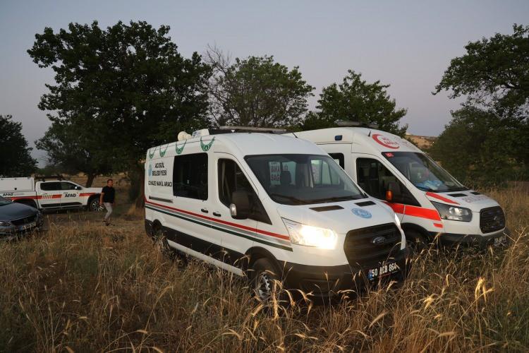 <p>Mehmet Yılmaz&rsquo;ı bulan avcı da gezdirdiği k&ouml;peğinin tepki vermesi &uuml;zerine ağacın oraya gittiğini ve kanepeye benzer bir şey g&ouml;rd&uuml;ğ&uuml;n&uuml; s&ouml;yledi.&nbsp;</p>

