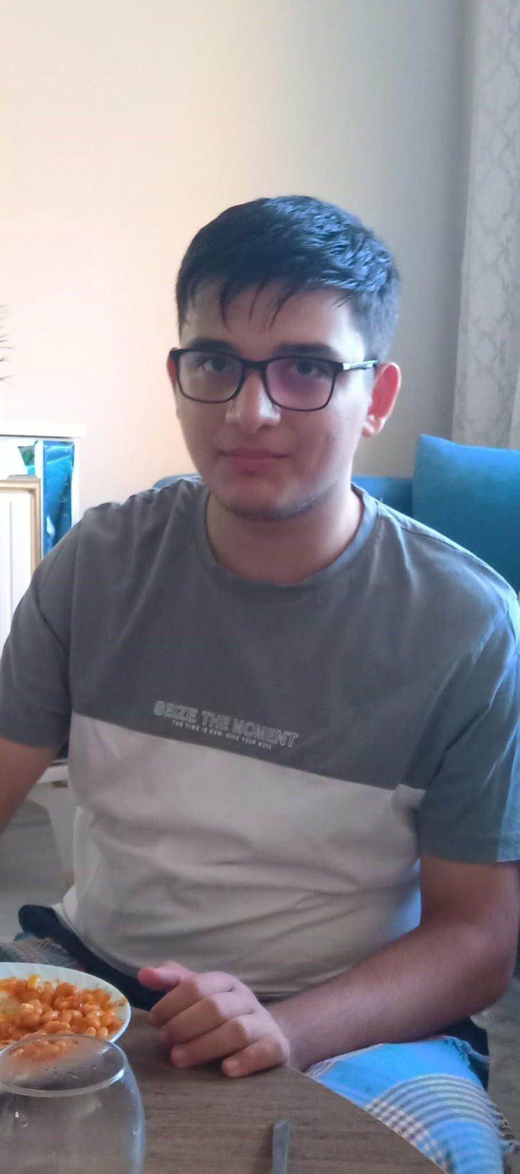 <p>İhbar &uuml;zerine b&ouml;lgeye jandarma, polis, AFAD ve sağlık ekipleri sevk edildi.</p>

<p>&nbsp;</p>

<p>Sağlık ekipleri tarafından yapılan ilk m&uuml;dahalede <span style="color:#A52A2A"><strong><em>Yılmaz&rsquo;ın hayatını kaybettiği belirlendi.&nbsp;</em></strong></span></p>
