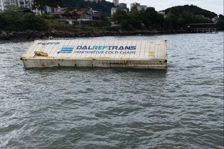 <p>İhbar &uuml;zerine b&ouml;lgeye Sahil G&uuml;venlik Komutanlığına bağlı ekipler sevk edildi. Ekipler, konteynerde inceleme başlattı.</p>

<p>&nbsp;</p>
