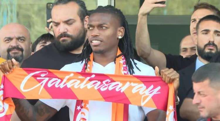 <p>Piyasa değeri 50 milyon euro olan Leao, Galatasaray'ın 344.7 milyon euro olan kul&uuml;p değerini 394.7 milyon euro seviyesine taşıdı.</p>
