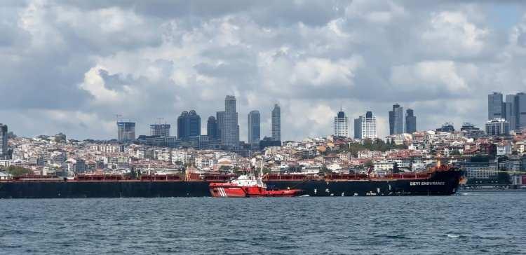 <p>Liberya bayraklı <strong>“Deyi Endurance” </strong>isimli dev kuru yük gemisinin İstanbul Boğazı geçişi nedeniyle transit gemi trafiği geçici olarak çift yönlü durduruldu. </p>
