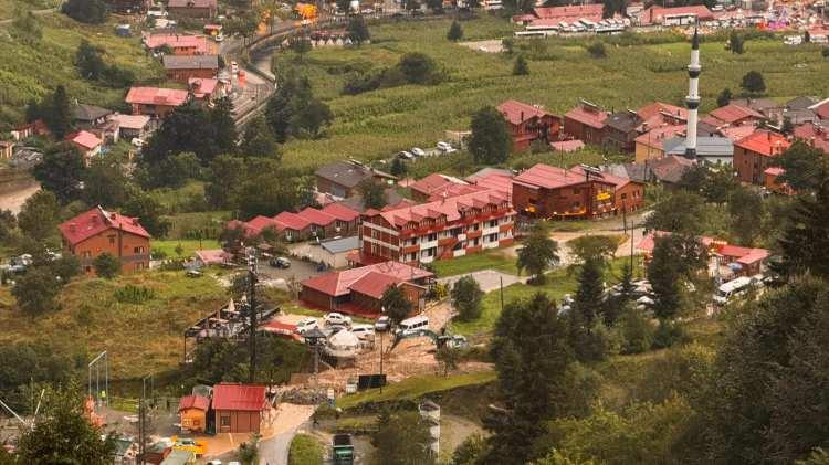 <p>Trabzon &Ccedil;aykara il&ccedil;esinde bulunan Uzung&ouml;l'de etkili olan sağanak yağış nedeniyle Koşon Deresi'nde g&uuml;n i&ccedil;erisinde <span style="color:#A52A2A"><strong><em>ikinci kez taşkın meydana geldi. </em></strong></span>Taşkında bazı ara&ccedil;lar zarar g&ouml;r&uuml;rken<em>,</em> turistler derenin karşı tarafında mahsur kaldı.</p>
