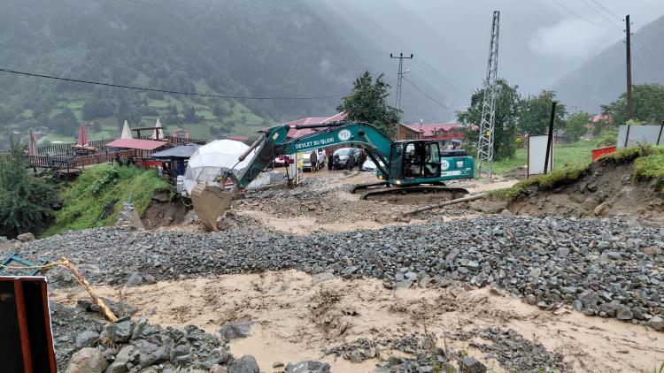 <p>Taşkın nedeniyle b&ouml;lgede maddi hasar meydana gelirken, bazı ara&ccedil;lar da zarar g&ouml;rd&uuml;.</p>
