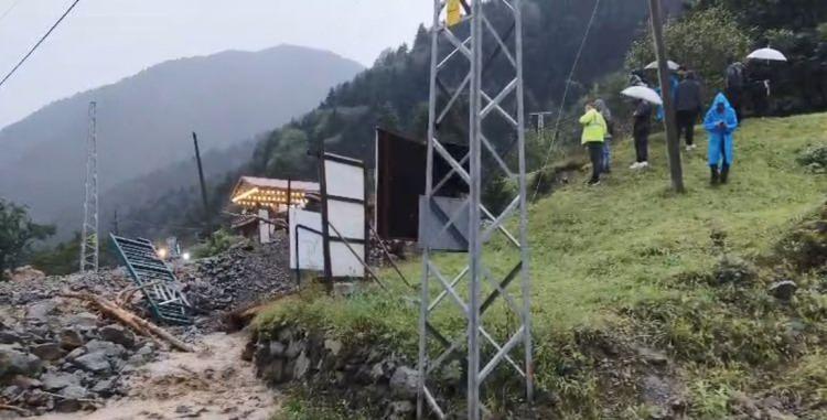 <p>Turistlerin, yolun yeniden ulaşıma a&ccedil;ılmasını beklediği &ouml;ğrenildi.</p>
