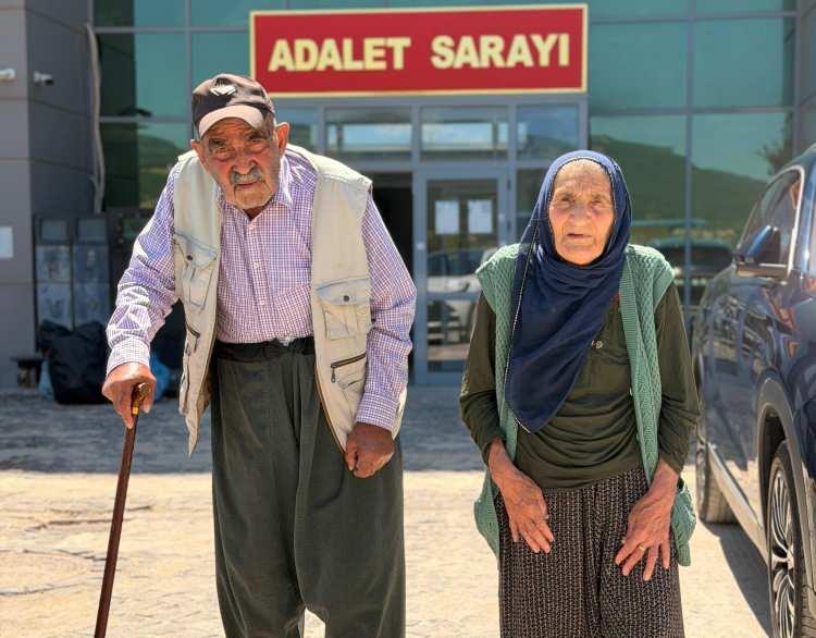<p><span style="color:#A52A2A"><strong>9 YILDIR EVLATLARININ&nbsp; AKIBETİNİ &Ouml;ĞRENMEK İSTİYORLAR</strong></span></p>

<p>&nbsp;</p>

<p>9 yıldır oğulları Onur Sefer&rsquo;in &ouml;l&uuml;m&uuml;yle ilgili hukuk m&uuml;cadelesi veren annesi <strong>Sultan Sefer </strong>ile babası <strong>S&uuml;leyman Sefer</strong>, soruşturmadaki son gelişmeler hakkında bilgi almak &uuml;zere Tunceli Adliyesi&rsquo;ne geldi.&nbsp; &nbsp;</p>
