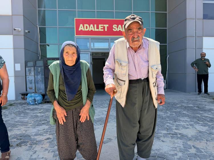 <p>Aile, dosyayı y&uuml;r&uuml;ten savcıyla g&ouml;r&uuml;şt&uuml;kten sonra a&ccedil;ıklamalarda bulundu. Sultan Sefer, adalet beklediklerini belirterek,<strong> <em>&ldquo;9 yıl oldu Onur&rsquo;umdan koparılalı. &Ccedil;ocuğumun hi&ccedil; kimseye zararı yoktu. 100 k&ouml;k ceviz ekmişti, onlarla uğraşıyordu. Bir kız arkadaşı vardı, s&uuml;rekli onunla birlikteydi. Savcıyla g&ouml;r&uuml;şt&uuml;k, elinden geleni yapacağını s&ouml;yledi. Biz adalet istiyoruz. Onur&rsquo;un katillerinin ortaya &ccedil;ıkmasını istiyoruz. Acımız &ccedil;ok b&uuml;y&uuml;k, dayanamıyoruz.&rdquo;</em></strong> dedi.</p>
