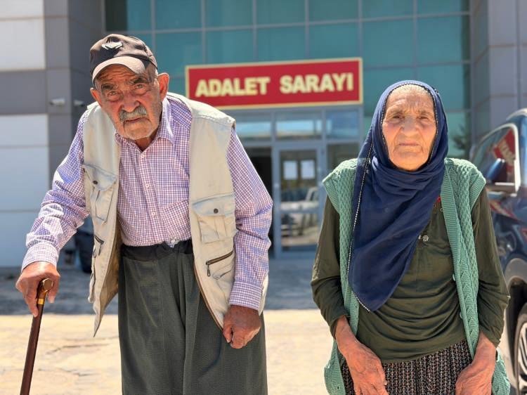 <p><span style="color:#A52A2A"><strong>KAN LEKELERİNİN KONUMU YATIŞ POZİSYONUYLA UYUŞMADI</strong></span></p>

<p>&nbsp;</p>

<p>Bilirkişi incelemesinde, otomobilin sağ &ouml;n koltuğunun sırt kısmında el parmakları şeklinde s&uuml;r&uuml;nt&uuml; kan lekeleri bulunduğu, ancak bu izlerin Onur Sefer&rsquo;in <span style="color:#A52A2A"><em><strong>ara&ccedil; i&ccedil;erisindeki yatış pozisyonuyla uyumlu olmadığı tespit edildi.&nbsp; </strong></em></span></p>

<p>&nbsp;</p>

<p>Aracın sol arka tekerlek b&ouml;lgesinde bulunan kan lekelerinin nasıl oluştuğuna ilişkin ise <em><strong>"teknik izahat" yapılamadığı belirtildi.</strong></em></p>
