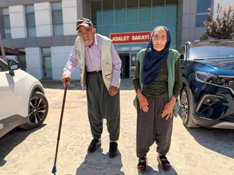 <p><span style="color:#A52A2A"><strong>BİLİRKİŞİ: OLAYIN CİNAYET OLMASI MUHTEMEL</strong> </span></p>

<p>&nbsp;</p>

<p>Bilirkişi, raporun sonu&ccedil; b&ouml;l&uuml;m&uuml;nde mevcut delil ve bulguların <em><strong>"intiharı destekleyici nitelikte olmadığı" </strong></em>ve olayın cinayet olmasının muhtemel olduğu y&ouml;n&uuml;nde kanaat bildirdi.</p>

<p>&nbsp;</p>

<p>Raporda, <em><strong>&ldquo;T&uuml;m bu gerek&ccedil;elere dayanılarak &ouml;l&uuml;m&uuml;n orijininin intihar destekleyici nitelikte olmadığı, olayın orijininin cinayet olmasının muhtemel olduğu ve ara&ccedil;ta bulunan av t&uuml;feğinin &ouml;zellikleri dikkate alındığında s&ouml;z konusu eylemin ara&ccedil; i&ccedil;erisinde ve &ouml;zellikle sağ &ouml;n kapı a&ccedil;ık iken ger&ccedil;ekleştirilmesinin m&uuml;mk&uuml;n olduğuna ilişkin bilirkişi kanaatimi tensip makamınıza ait olmak &uuml;zere arz ederim.&rdquo;</strong></em> ifadeleri yer aldı.</p>
