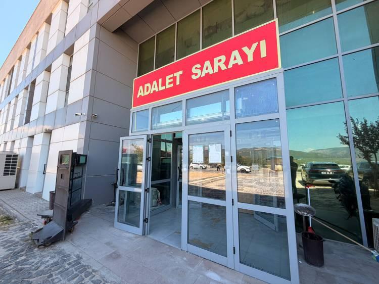 <p>Dosya kapsamında parmak izlerinin yeniden incelendiği, Onur Sefer&rsquo;e ait 2 cep telefonu &uuml;zerinde kriminal inceleme ile baz &ccedil;alışması yaptırıldığı ve tanıkların yeniden ayrıntılı şekilde dinlendiği &ouml;ğrenildi. Soruşturmanın sağlıklı y&uuml;r&uuml;t&uuml;lmesi amacıyla dosyada gizlilik kararı uygulandığı belirtildi.</p>
