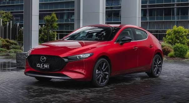 <p>Webktekno&rsquo;da yer alan habere g&ouml;re Japon otomotiv devi Mazda hakkında konuşan Sakarya, markanın yeni modellerini T&uuml;rkiye&rsquo;ye getirmek adına g&ouml;r&uuml;şmeler yaptıklarını belirtti. Y&ouml;netici, Mazda&rsquo;nın Mazda 3 gibi k&uuml;&ccedil;&uuml;k kompakt ara&ccedil;larının ve bazı pick-up modellerinin T&uuml;rkiye pazarına sunulabileceğini dile getirdi.&nbsp;</p>
